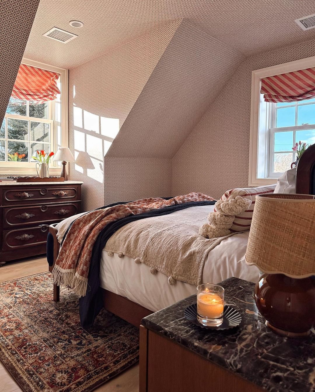  Ideas for Decorating A Small Bedroom in the Eaves